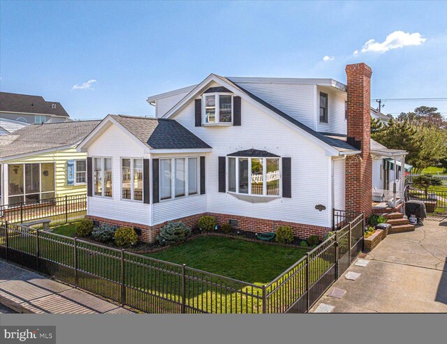 view of front of house featuring a front lawn