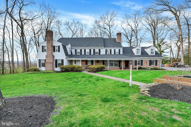 view of front of house featuring a front lawn