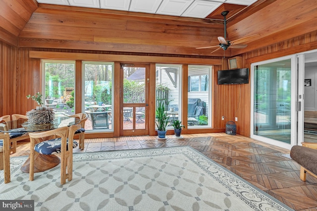 sunroom featuring ceiling fan