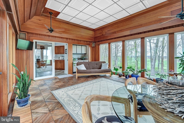 sunroom / solarium with ceiling fan