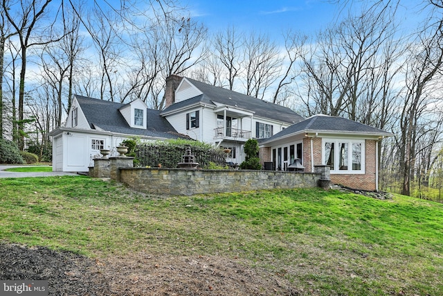 view of side of property featuring a lawn