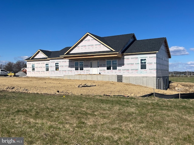 view of front of home featuring a front yard