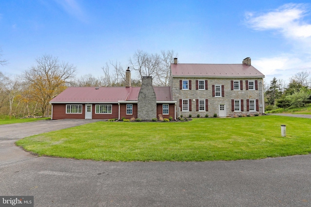 view of front of home featuring a front lawn