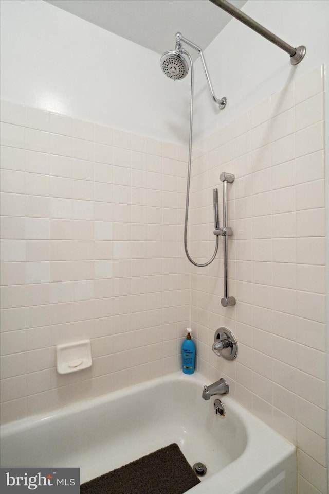 bathroom featuring tiled shower / bath