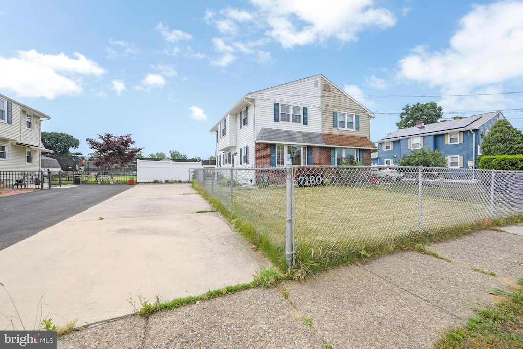 view of front facade featuring a front lawn