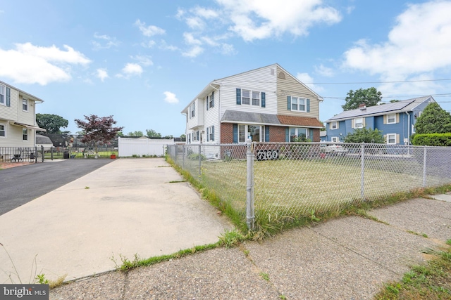 view of front facade featuring a front lawn