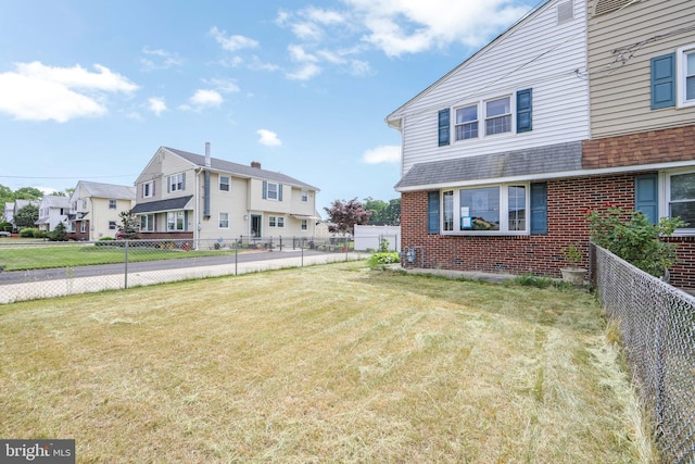 view of front of home featuring a front yard