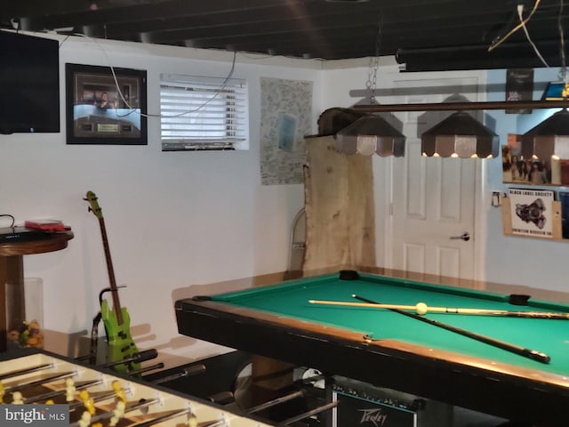 playroom featuring pool table