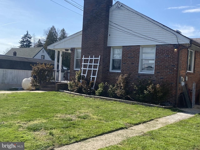 view of front facade featuring a front lawn