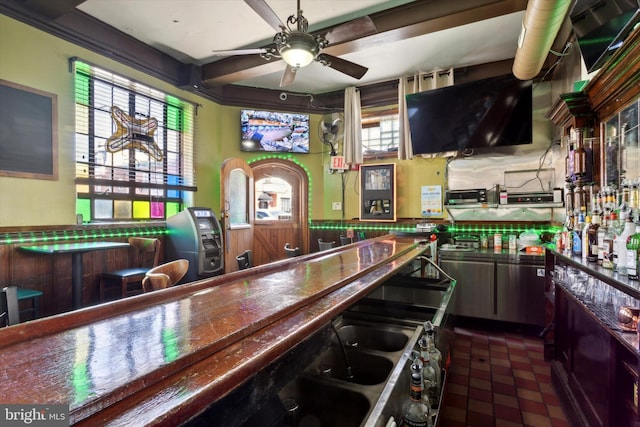 bar featuring ceiling fan