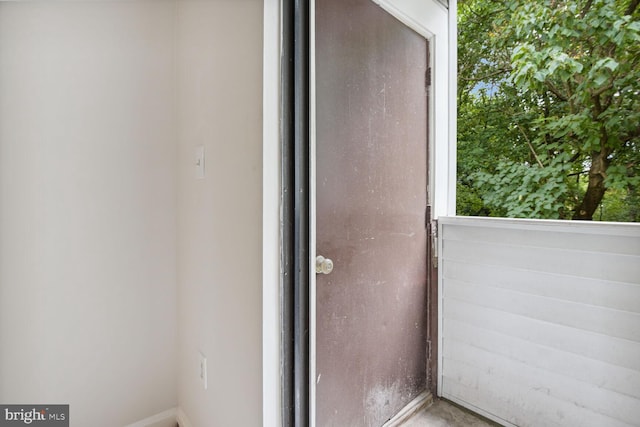 property entrance featuring a balcony