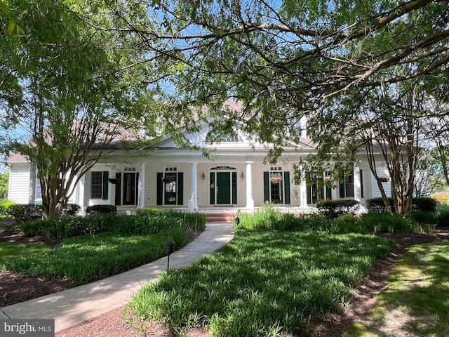 view of front of home featuring a front lawn