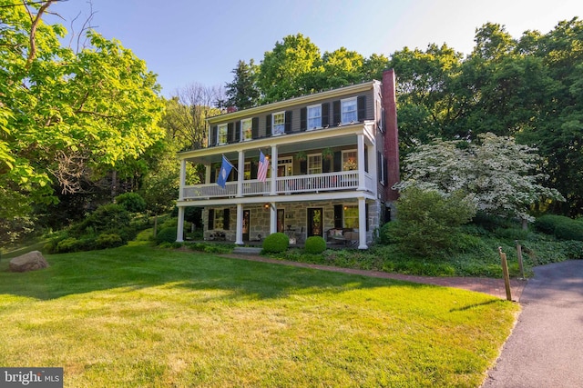 colonial house featuring a front yard and a porch