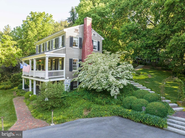 view of front of property featuring a front lawn and covered porch