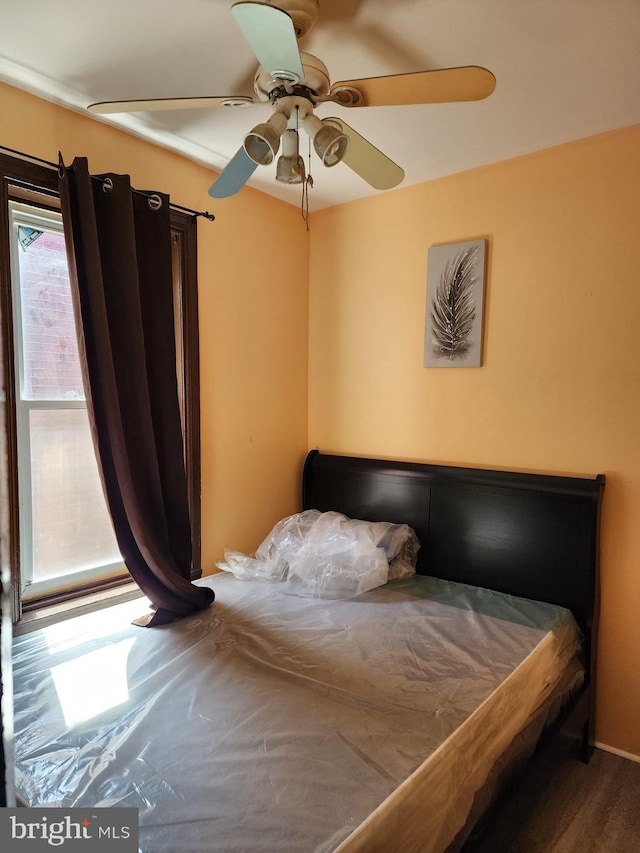 bedroom with ceiling fan