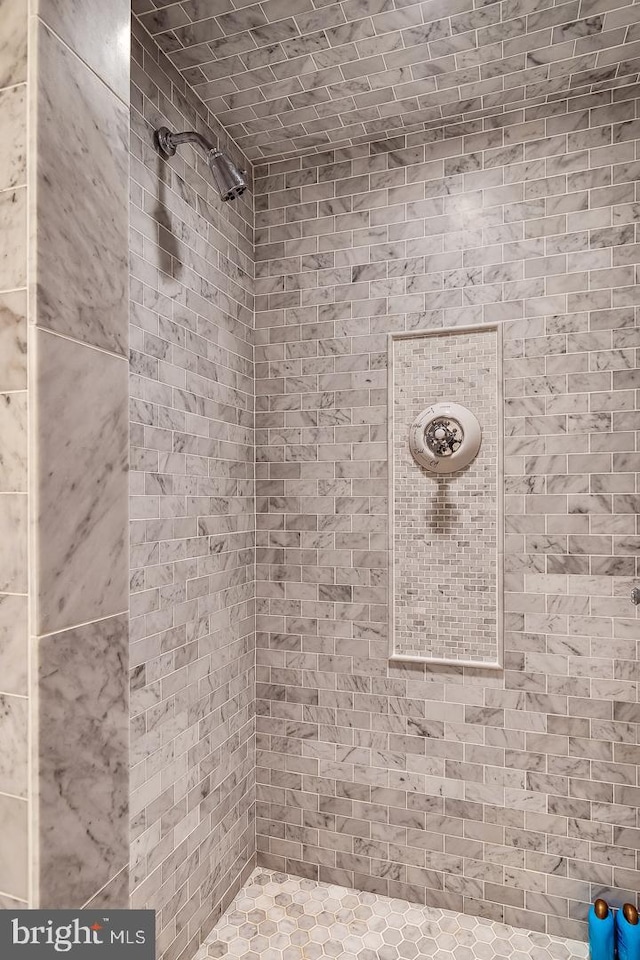 bathroom featuring tiled shower