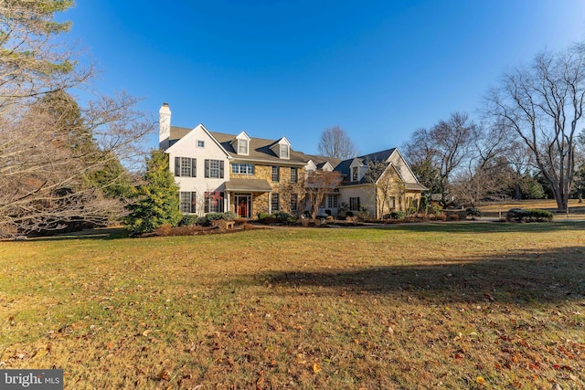 view of front of property featuring a front lawn