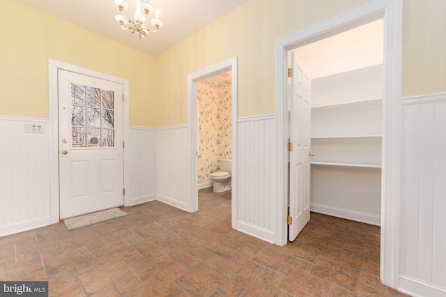 entryway with an inviting chandelier