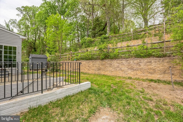 view of yard featuring a storage shed