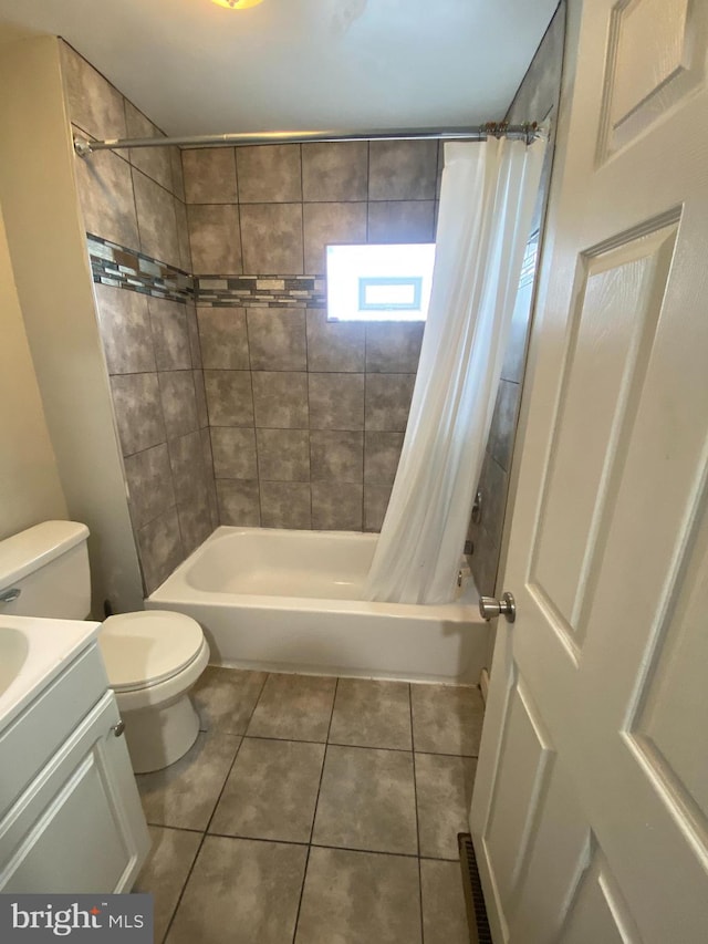 full bathroom with tile floors, toilet, vanity, and shower / bath combo