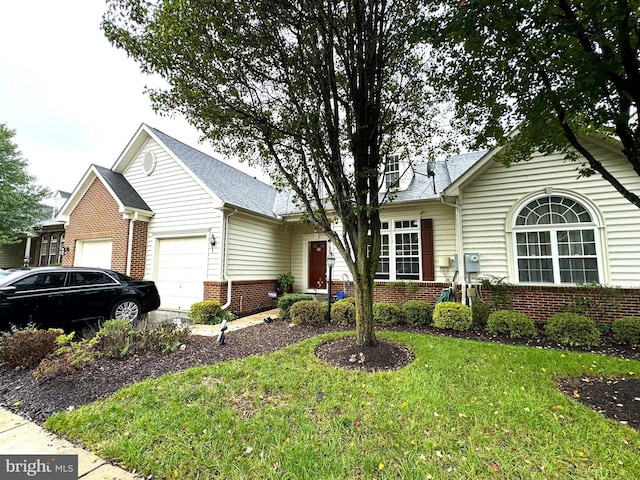 view of front of house featuring a front lawn and a garage