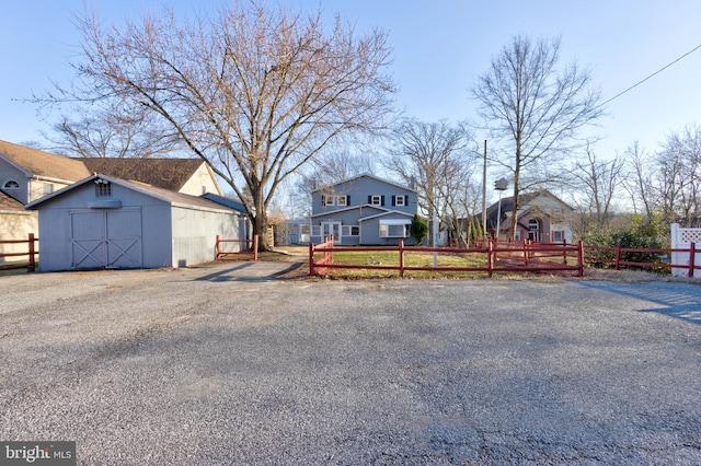 view of yard featuring an outdoor structure