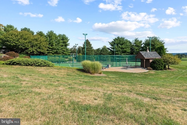 view of yard featuring an outdoor structure