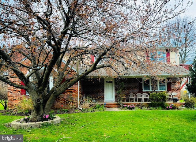 view of front facade featuring a front lawn