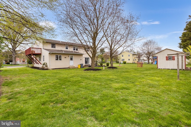 view of yard featuring an outdoor structure