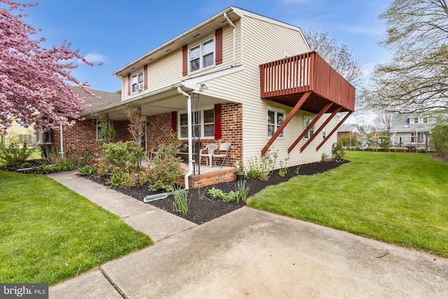 view of front facade featuring a front lawn