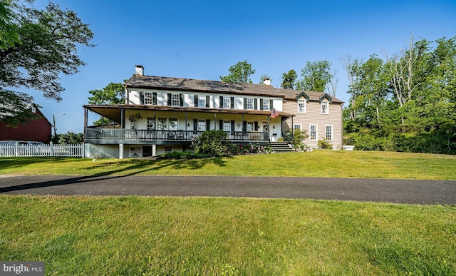 view of front facade with a front lawn