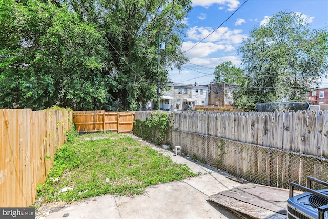716 Pontiac Ave, Baltimore, MD 21225 - fenced backyard featuring a patio