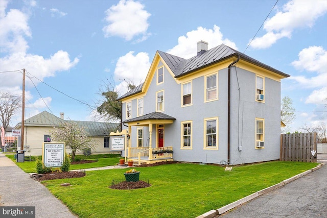 view of front of property featuring a front yard