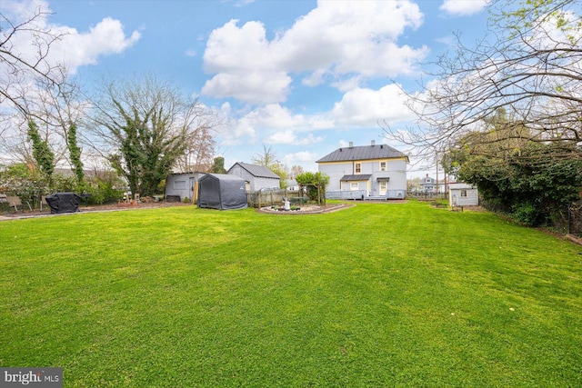 view of yard featuring an outdoor structure