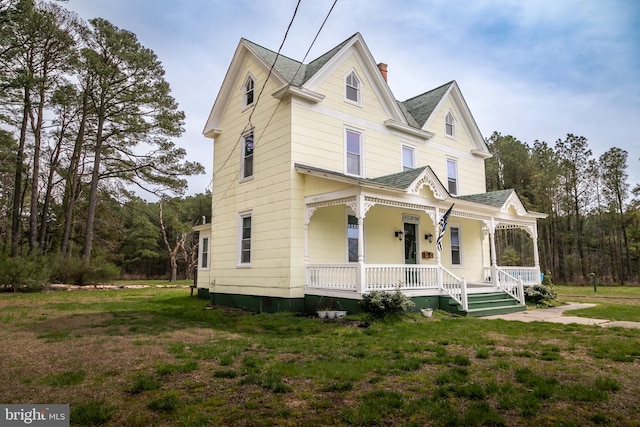 view of front of home featuring a front lawn and covered porch