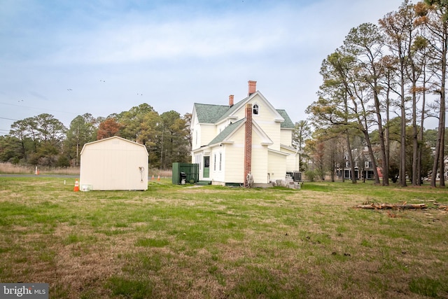 view of yard featuring a shed