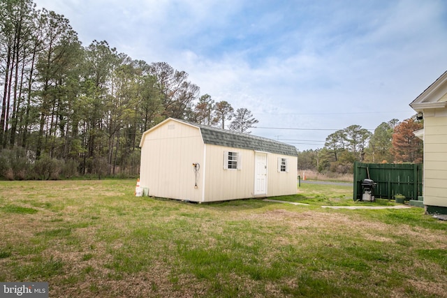 view of yard featuring a storage shed