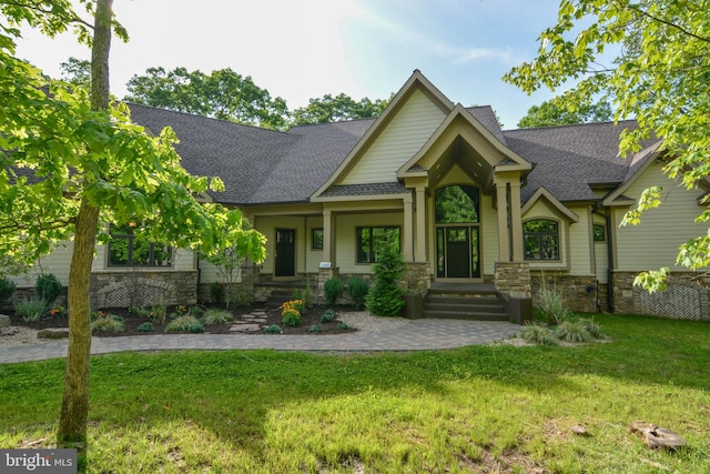 craftsman inspired home featuring a front lawn