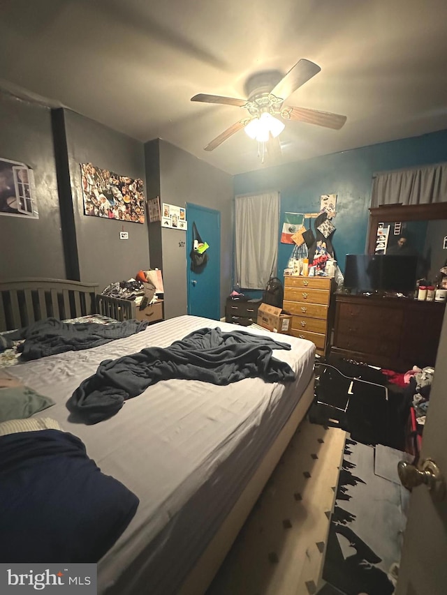 bedroom featuring ceiling fan