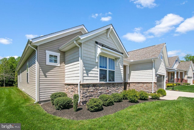 view of front facade featuring a front yard and a garage