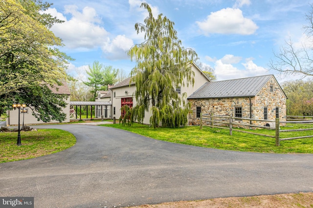 view of front of property featuring a front yard