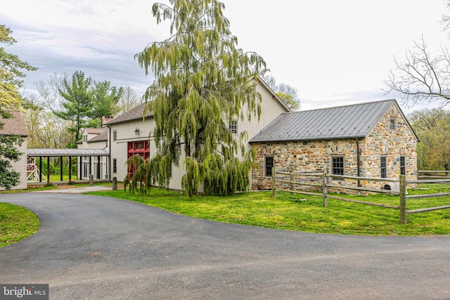 view of front of property featuring a carport and a front yard