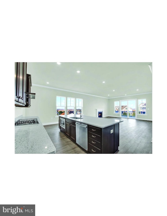 kitchen featuring gas cooktop, dishwasher, an island with sink, sink, and dark hardwood / wood-style flooring