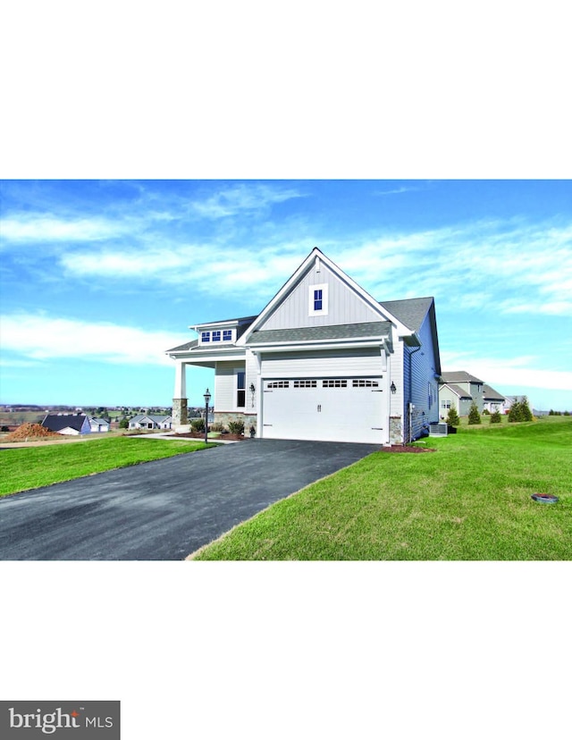 view of front facade with a garage and a front yard