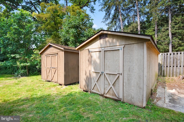 view of shed / structure featuring a lawn