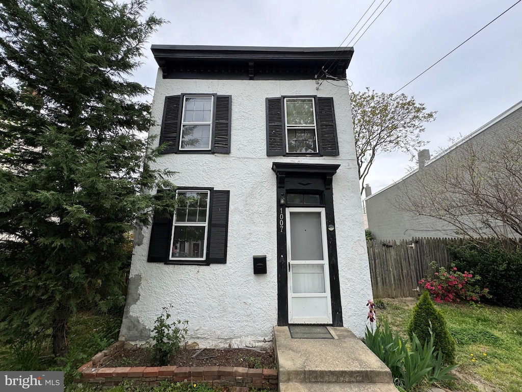 view of italianate home