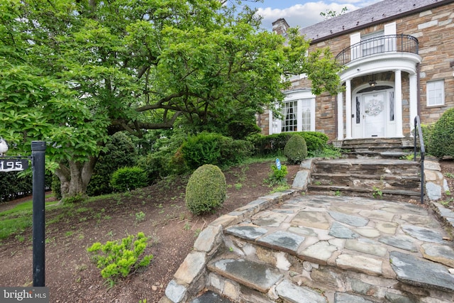 property entrance featuring a balcony