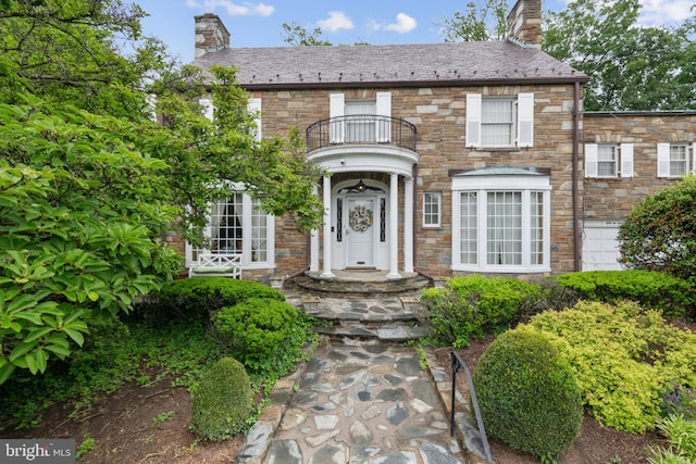 view of front of home featuring a balcony