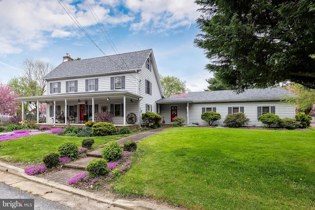 view of front of property with a front lawn and covered porch