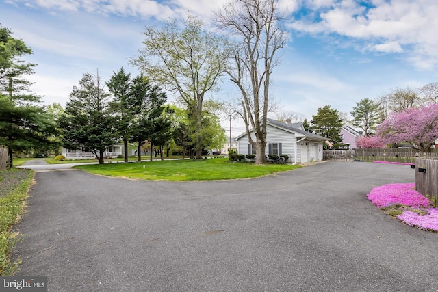 view of front facade featuring a garage and a front yard